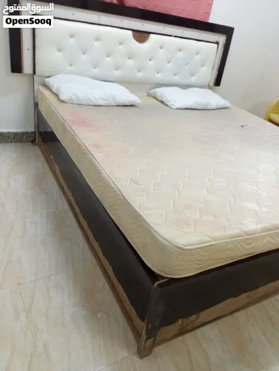 Double bed with Double Mattress and Two pillows 4