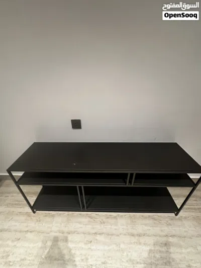West Elm Profile Media Console 55” – مستورد أمريكي – معدن فاخر – حالة ممتازة مع خدش ب 2