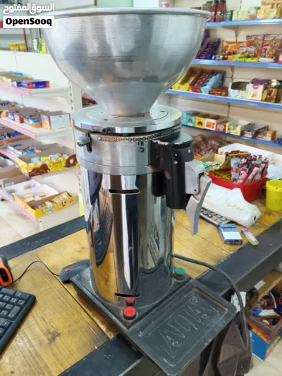 ماكينة طحن قهوة (مطحنة) و ثلاجة عرض بابين للبيع بسعر مميز 2