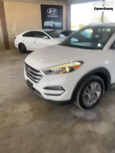 Hyundai Tucson SE 4