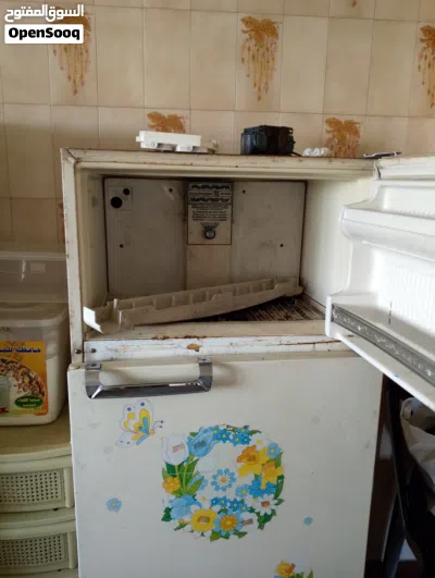 ثلاجةً قديمة بحالة جيدة مع غاز 5عيون 2
