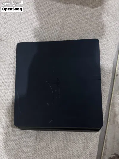 للبيع ثنين سوني 4 نظيفين جداً مع يدتين 4