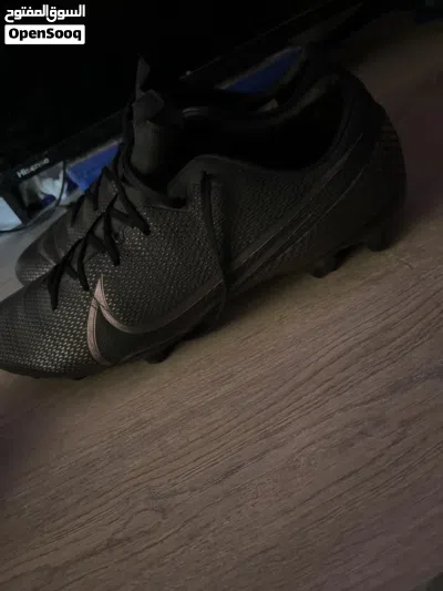 حذاء رياضي من شركة Nike أصلي مقاس 45 أوروبي 11 أمريكي والسعر قابل للتفاوض 4
