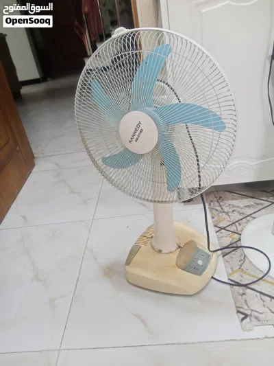 مروحتين شحن نظيفات واحدة منضدية والثانية عملية يراد لهن بطاريات شحن تبديل. 2