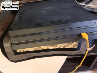 بلايستيشن 4 برو ون تيرا 13.5 سوفت وير معا سيدي فيفا 23 نضيف جدا مش مفتوح و الستيكر موجود 2
