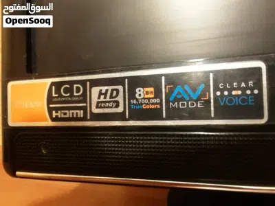 شاشة تلفزيون حجم صغير HD 19 نوع تريفو تشبك عليها كمبيوتر وكاميرات وسماعات واجهزة اخرى عليها من 2