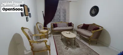 طقم جلوس 7 مقاعد بحالة ممتازة جدا مع وطاولة وسط وجانبية 3