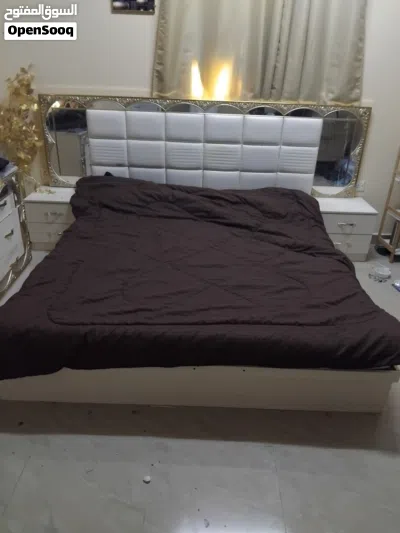 غرفة نوم مستعمل مع سرير ودولاب 2