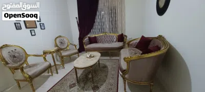 طقم جلوس 7 مقاعد بحالة ممتازة جدا مع وطاولة وسط وجانبية 4