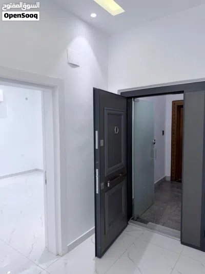ززززبائننا الكرام نفدم لكم شقة سكنية او خدمية الدور الاول في بن عاشور قريبة من الرئيسي 3غرف وصالة وح 3