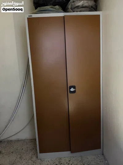 اثاث مستعمل للبيع ميز مكتب/دراسة حديد و كزاز سعره 75 بوفيه خشب سعر 200 لوكر ملابس حديد السعر 100 4