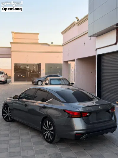 Nissan Altima SR 4
