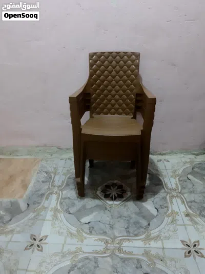 طاوله وأربع كراسي نضيفات و ما بيهن أي كسر 3