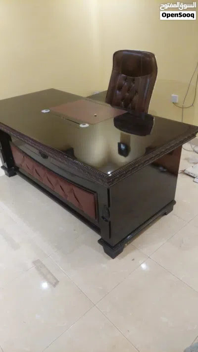 للبيع طاولة كمبيوتر للمكتب 2