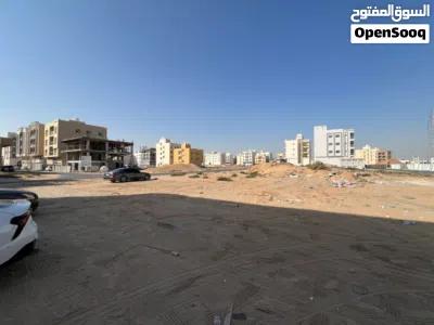 قطعة ارض منطقة العالية سكني تجارى تصريح ارضي مع 3 طوابق على شارع 4