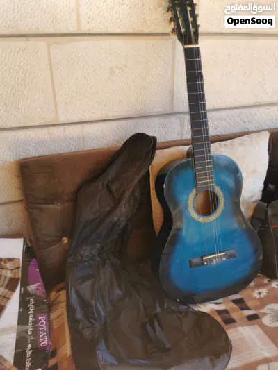 جيتار مستعمل بحاجه وترين مقطوعين لون منيز 3
