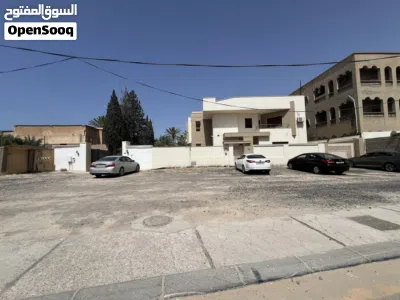 ارض بالسبعه داخل المخطط 2000متر مقام عليها 2عقارات السبعه خلف مول السبعه للغدائية 2