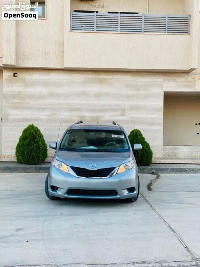 Toyota Sienna LE 2