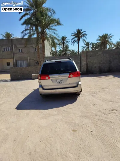 Toyota Sienna LE 3