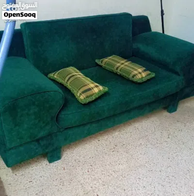 طقم ماليزي بحالت الجديد ثقيل لون زيتي مع طاولتي زجاج 2