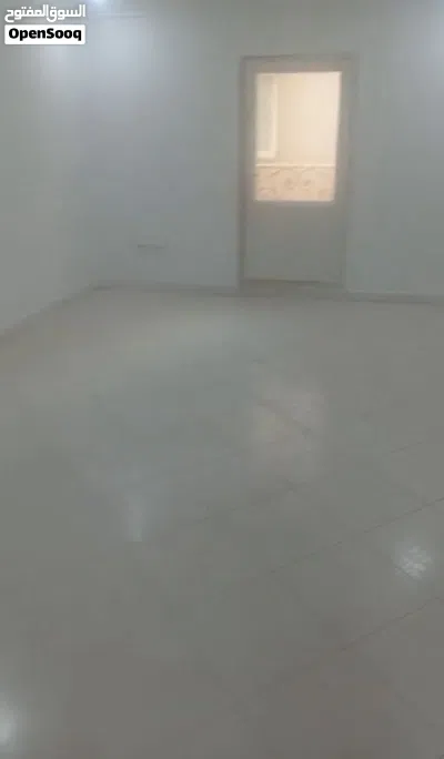 للإيجار شقه غرفتين حمامين غرفه خادمه ميدان حولي 3