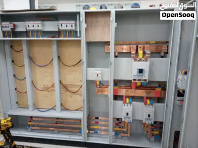 تجميع وصياتة لوحات التحكم الكهربائية ،العمل بمواصفات ومخططات هندسية/لوحات عدادات ولوحات الطاقة و فلل 3