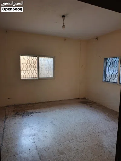 يوجد بيت للايجار غرفتين ومطبخ وحمام وصالون وبلكونه مستقل .. الموقع :اربد /الصريح /قرب مسجد عمار 4