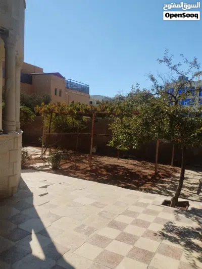 بيت للبيع بداعي السفر مادبا قرب صيدليه افاق البناء 210 دوبلس امريكي الواجه حجر عمر البناء عشر سنوات 3