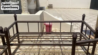 جلسه خارجيه بحاله ممتازه ثلاثه كراسي و طاوله من الرخام 2