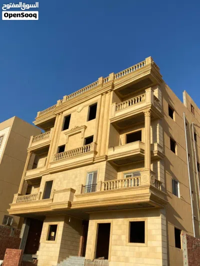شقة جميلة وجاهزة للتسليم الفوري بفيو رائع مفتوح شارع رئيسي وحديقة ودبل فيس بالحي الترفيهى بالعبور 4