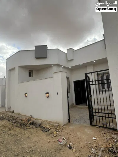 منزل ارضي للبيع او للإيجار سعر الايجار 1500 او البيع 230 عين زاره الاستراحه الحمراء مع عمولة 2