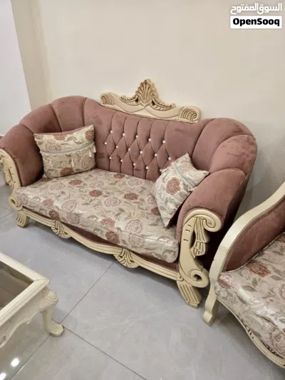 طقم كنب غرفة ضيوف مع سفرة وطاولات وسط 2