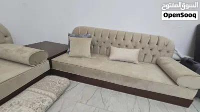 طقم كنب مودرن 3 قطع مع الطاولات والوسائد بحالة ممتازة 4