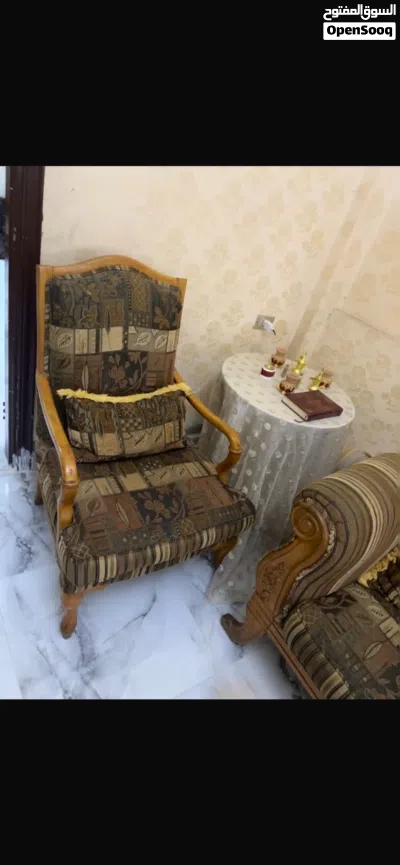 طقم كنب من 7 مقاعد مع طاولات 4