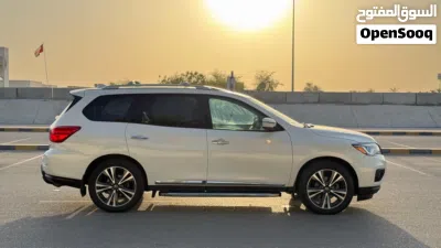 Nissan Pathfinder XE 2