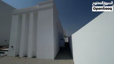 فلة للبيع حديثة خلف مدينة سلطان هيثم مباشرةً، معبيلة الثامنة. 2