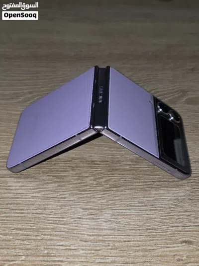 Samsung z flip4 512gb بحالة الوكاله 3
