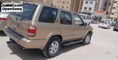 Nissan Pathfinder XE 3