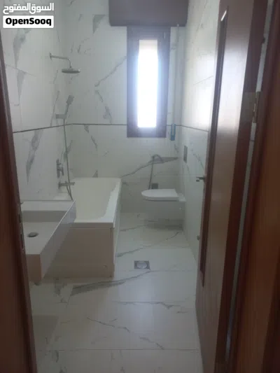 شقة سكنية للايجار بدون اثات فيها دولاب مطبخ ومكيفات ،دور الثاني 2