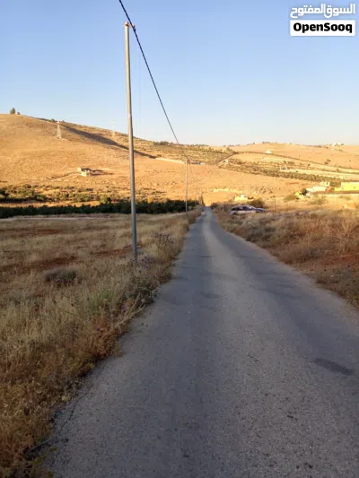 أرض جاهزة للبناء والاستثمار بخدمات كاملة وموقع مميز فيه أجمل مناطق جرش (دحل) قرب الاوتستراد 3