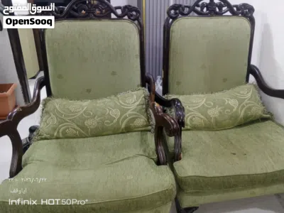 يوجد طقمين كنب بسعر حرررررق الطقم الاول تسع مقاعد لون اخضر فاتح خشب زان ثقيل بحالة ممتازة الطقم 2