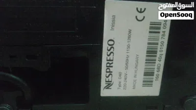 ماكينة Nespresso Inissia باللون الأسود ذات تصميم مدمج وخفيف الوزن، مثالية للمساحات الصغيرة. تتميز ب 3