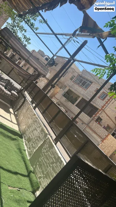 بيت بحالة ممتازة جداً للبيع في الرصيفة - الجبل الشمالي. البيت مستقل ومدخلين منفصلين وكل طابق. 2