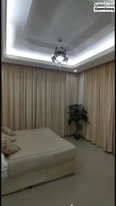 شقه نظيفه جدا جدا وراقيه وقريبه من جميع المراكز التجاريه المستشفى والعيادات قريبه من الشارع العام 4