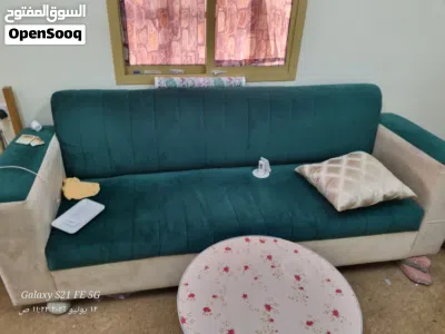 كرسيين مجلس شبه جديدة وكنب كبيرة وطاولة أرضية نظيفة 3