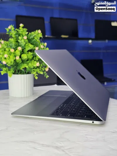 MacBook Pro A1990 2018 Touch Bar Core i7 Processor 16gb Ram 256gb ssd 4gb Graphics Card 4