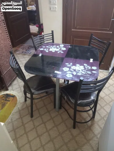 طاوله زجاج سوكريت عريض للبيع مع 4 كراسي بحاله جيده جدا ،،،،،،،،،،، 2
