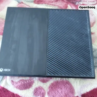 not very used rarely used xbox one with two controllers 3