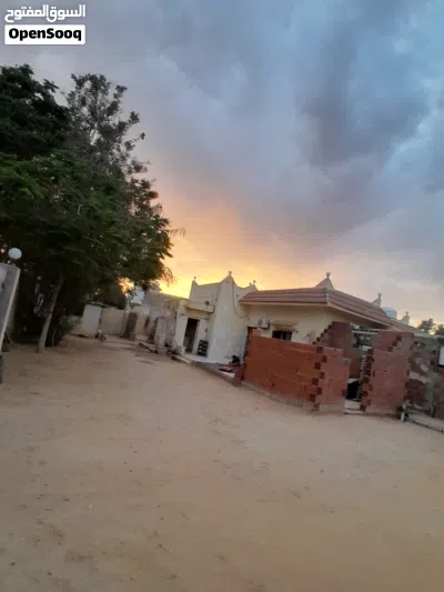 منزل 5 الديار وصالة وكجينتين وزوز حمامات وزوز مخازن السعر 470 ألف المكان عين زارة الاستراحة الحمرة 3