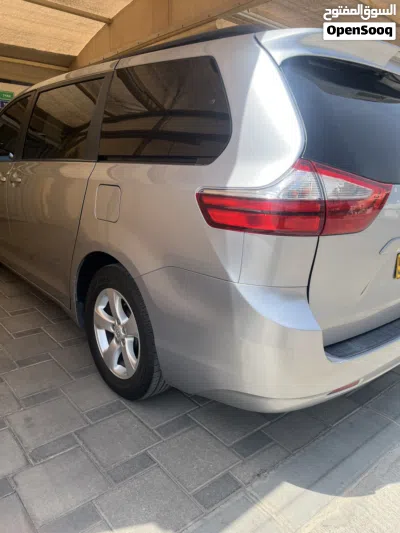 Toyota Sienna LE 2